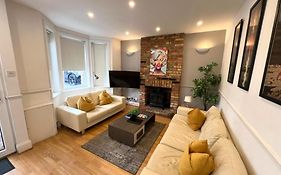 Great 4 Bedroom House - Great Location - Garden - Parking - Fast Wifi - Smart Tv - Newly Decorated - Sleeps Up To 8! Only 10 Mins Drive To Sandbanks Beach! Close To Poole & Bournemouth