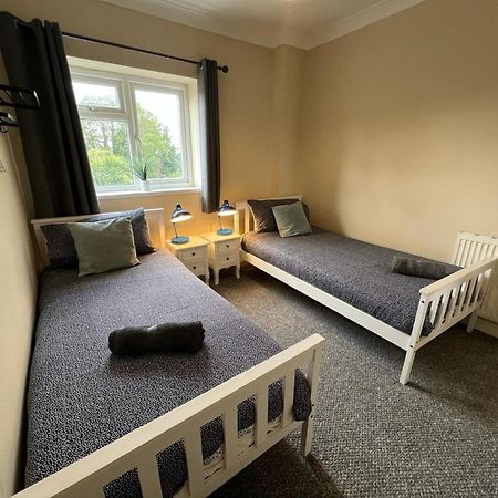 Great 4 Bedroom House - Great Location - Garden - Parking - Fast Wifi - Smart Tv - Newly Decorated - Sleeps Up To 8! Only 10 Mins Drive To Sandbanks Beach! Close To Poole & Bournemouth Exterior photo