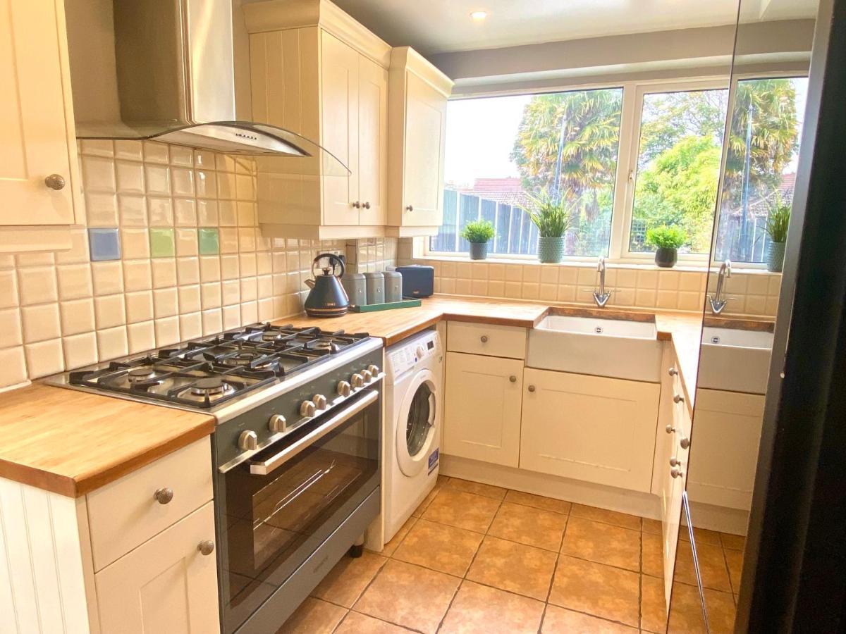 Great 4 Bedroom House - Great Location - Garden - Parking - Fast Wifi - Smart Tv - Newly Decorated - Sleeps Up To 8! Only 10 Mins Drive To Sandbanks Beach! Close To Poole & Bournemouth Exterior photo