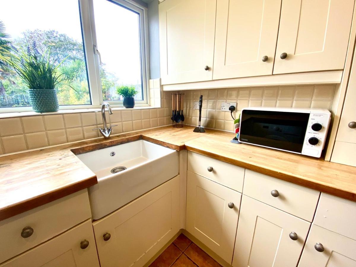 Great 4 Bedroom House - Great Location - Garden - Parking - Fast Wifi - Smart Tv - Newly Decorated - Sleeps Up To 8! Only 10 Mins Drive To Sandbanks Beach! Close To Poole & Bournemouth Exterior photo