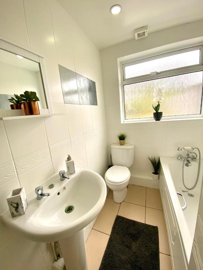 Great 4 Bedroom House - Great Location - Garden - Parking - Fast Wifi - Smart Tv - Newly Decorated - Sleeps Up To 8! Only 10 Mins Drive To Sandbanks Beach! Close To Poole & Bournemouth Exterior photo