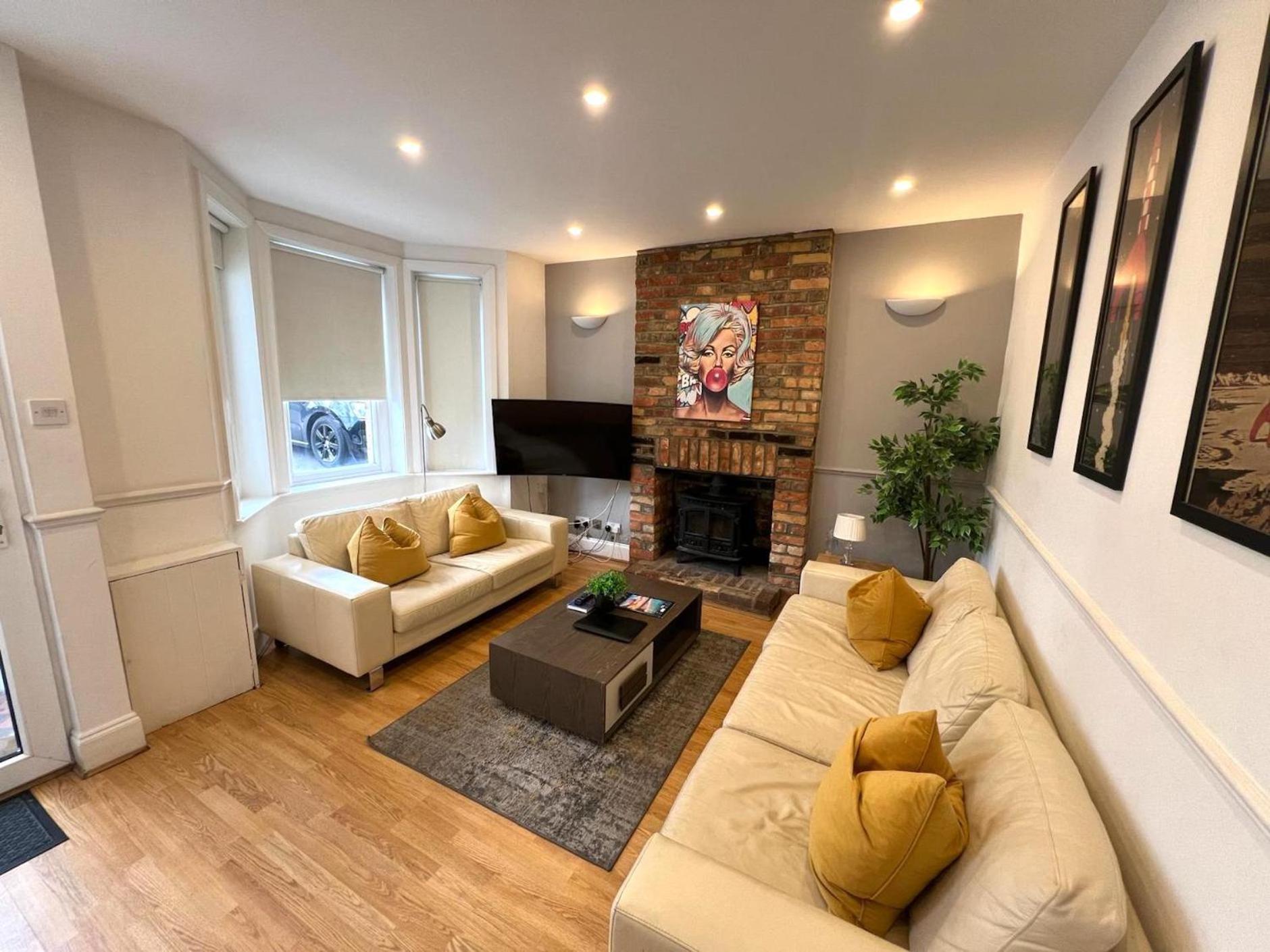 Great 4 Bedroom House - Great Location - Garden - Parking - Fast Wifi - Smart Tv - Newly Decorated - Sleeps Up To 8! Only 10 Mins Drive To Sandbanks Beach! Close To Poole & Bournemouth Exterior photo