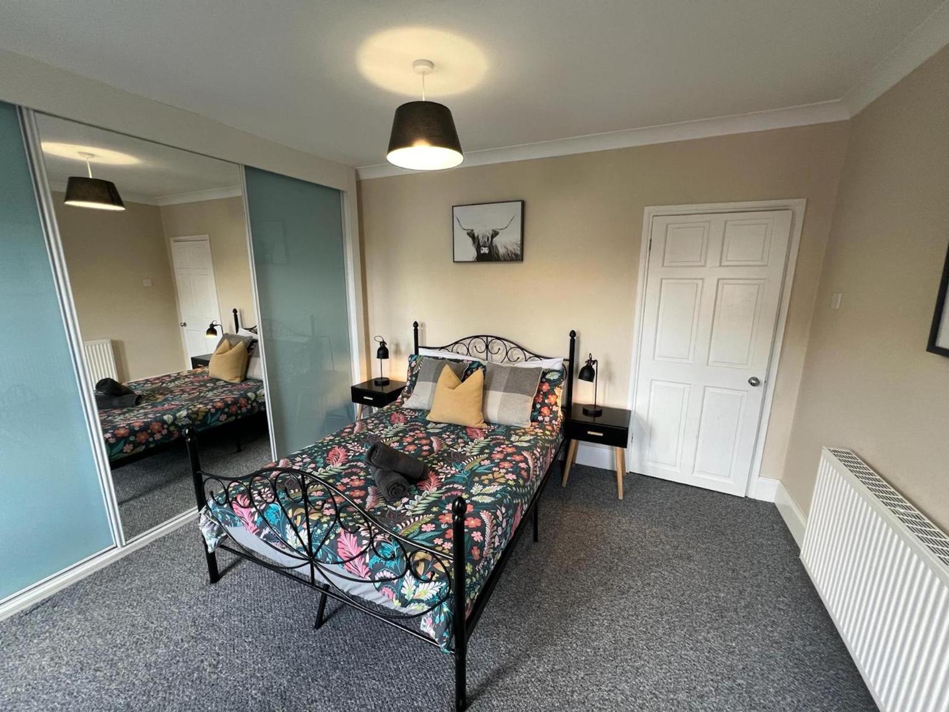 Great 4 Bedroom House - Great Location - Garden - Parking - Fast Wifi - Smart Tv - Newly Decorated - Sleeps Up To 8! Only 10 Mins Drive To Sandbanks Beach! Close To Poole & Bournemouth Exterior photo