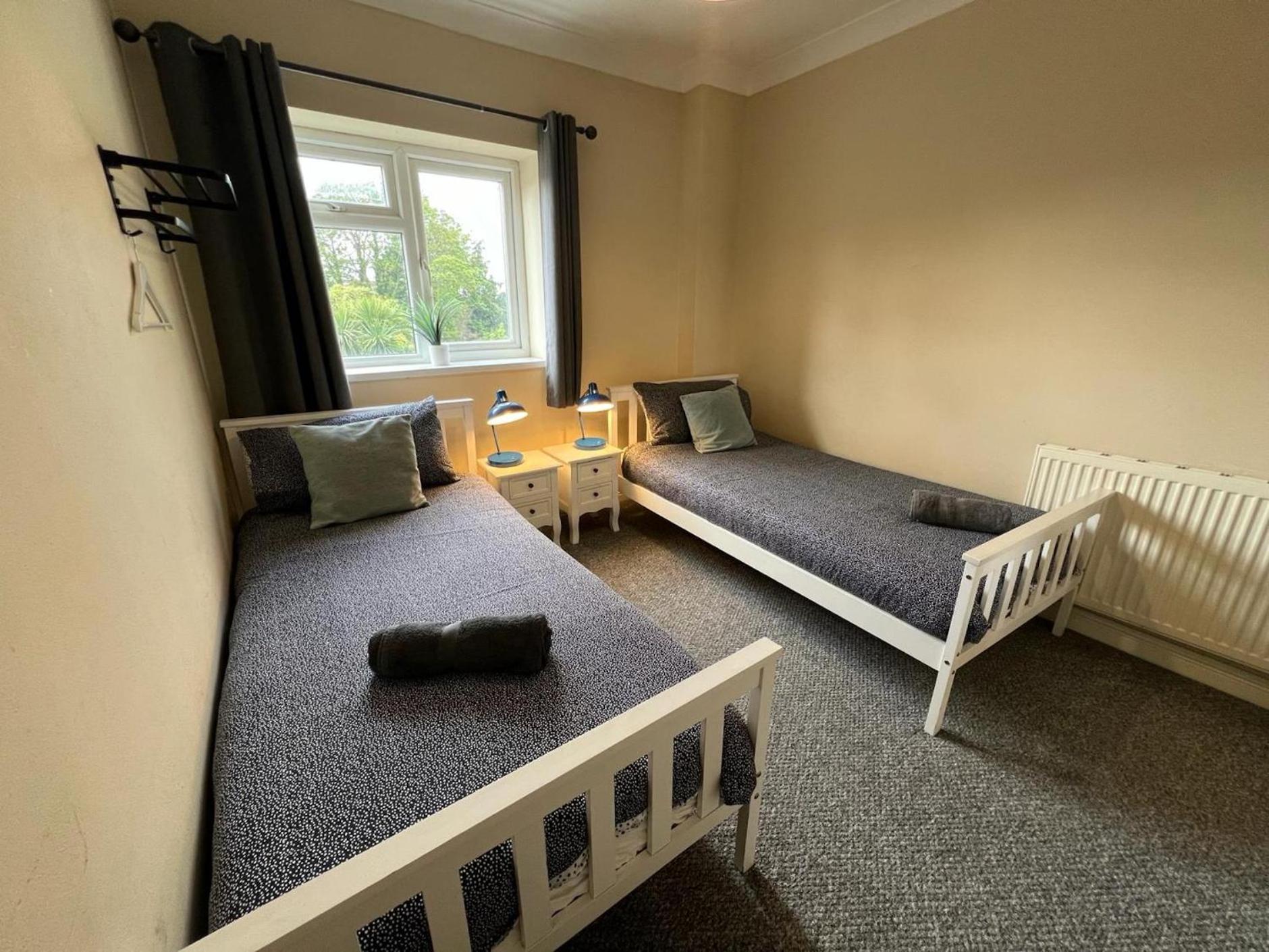 Great 4 Bedroom House - Great Location - Garden - Parking - Fast Wifi - Smart Tv - Newly Decorated - Sleeps Up To 8! Only 10 Mins Drive To Sandbanks Beach! Close To Poole & Bournemouth Exterior photo