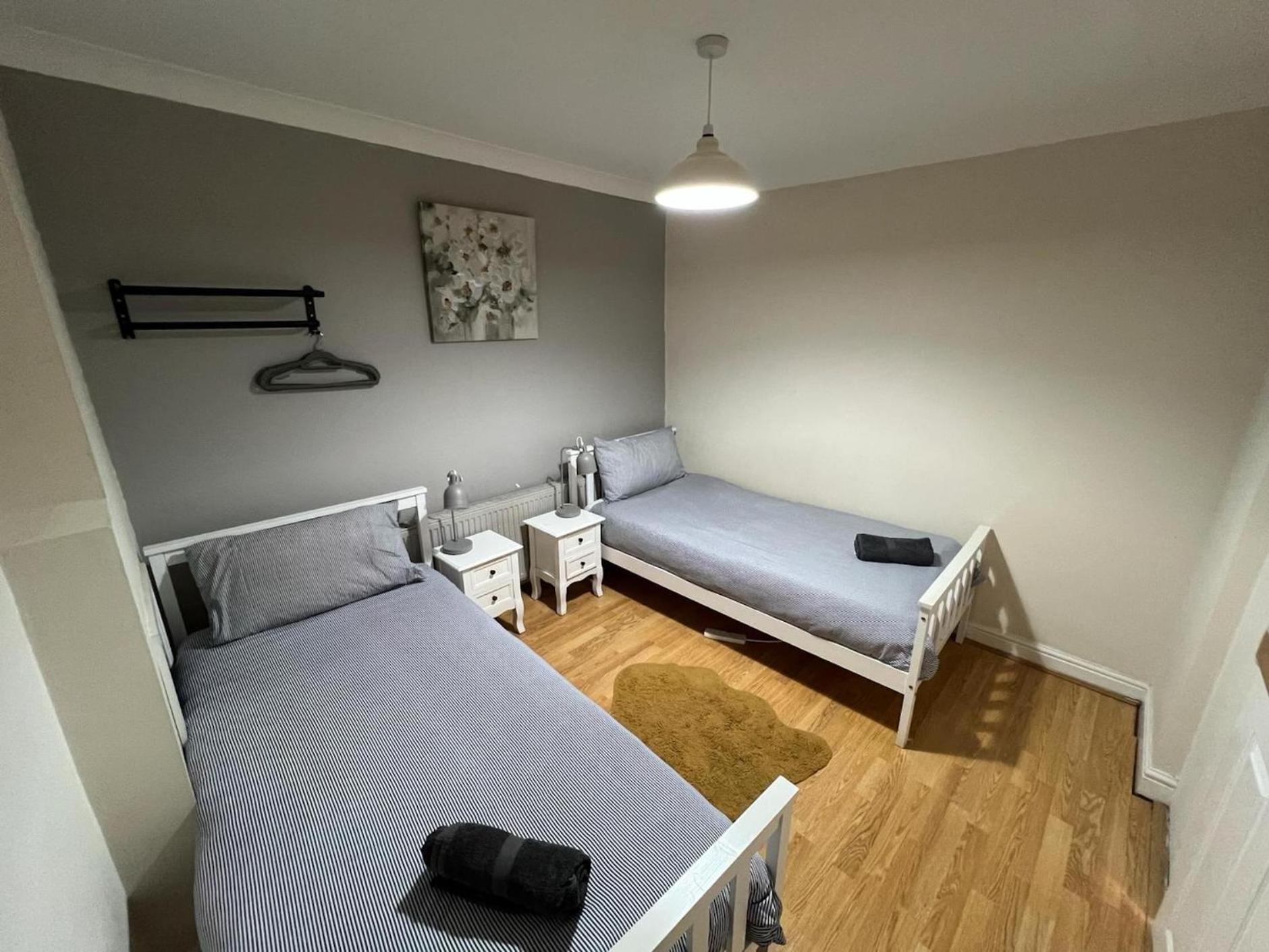 Great 4 Bedroom House - Great Location - Garden - Parking - Fast Wifi - Smart Tv - Newly Decorated - Sleeps Up To 8! Only 10 Mins Drive To Sandbanks Beach! Close To Poole & Bournemouth Exterior photo