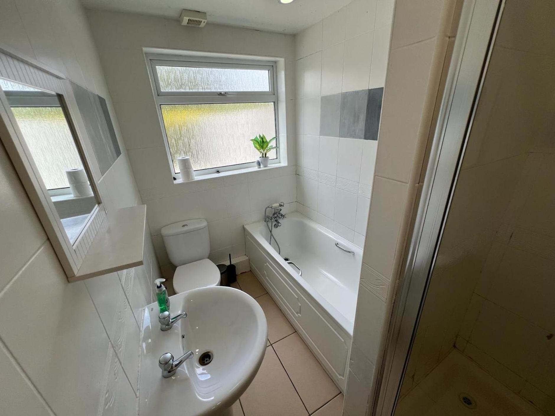Great 4 Bedroom House - Great Location - Garden - Parking - Fast Wifi - Smart Tv - Newly Decorated - Sleeps Up To 8! Only 10 Mins Drive To Sandbanks Beach! Close To Poole & Bournemouth Exterior photo
