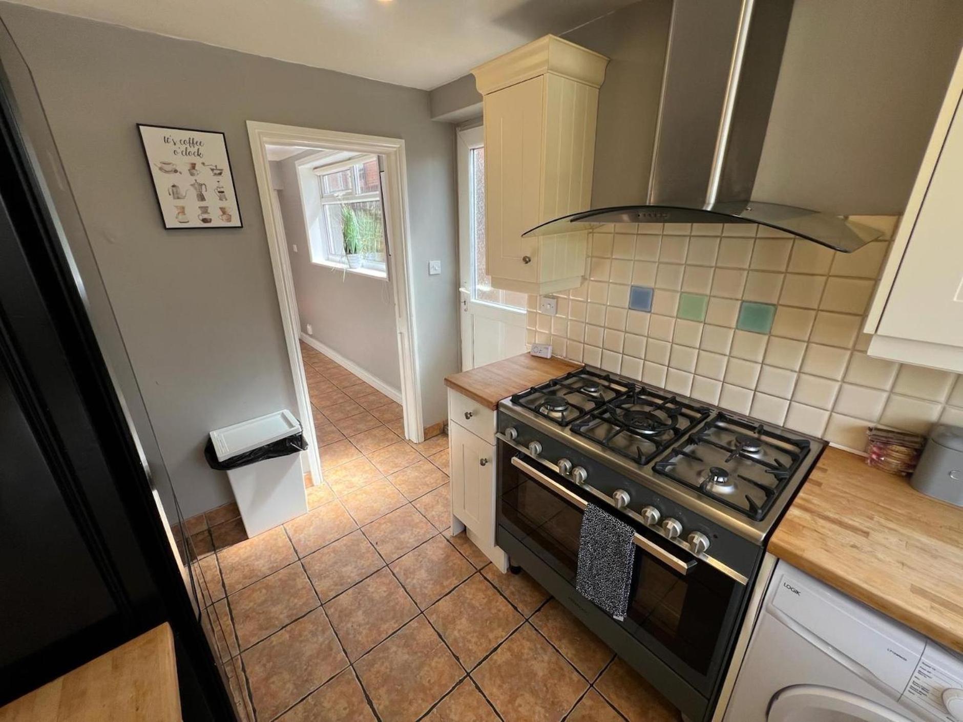 Great 4 Bedroom House - Great Location - Garden - Parking - Fast Wifi - Smart Tv - Newly Decorated - Sleeps Up To 8! Only 10 Mins Drive To Sandbanks Beach! Close To Poole & Bournemouth Exterior photo