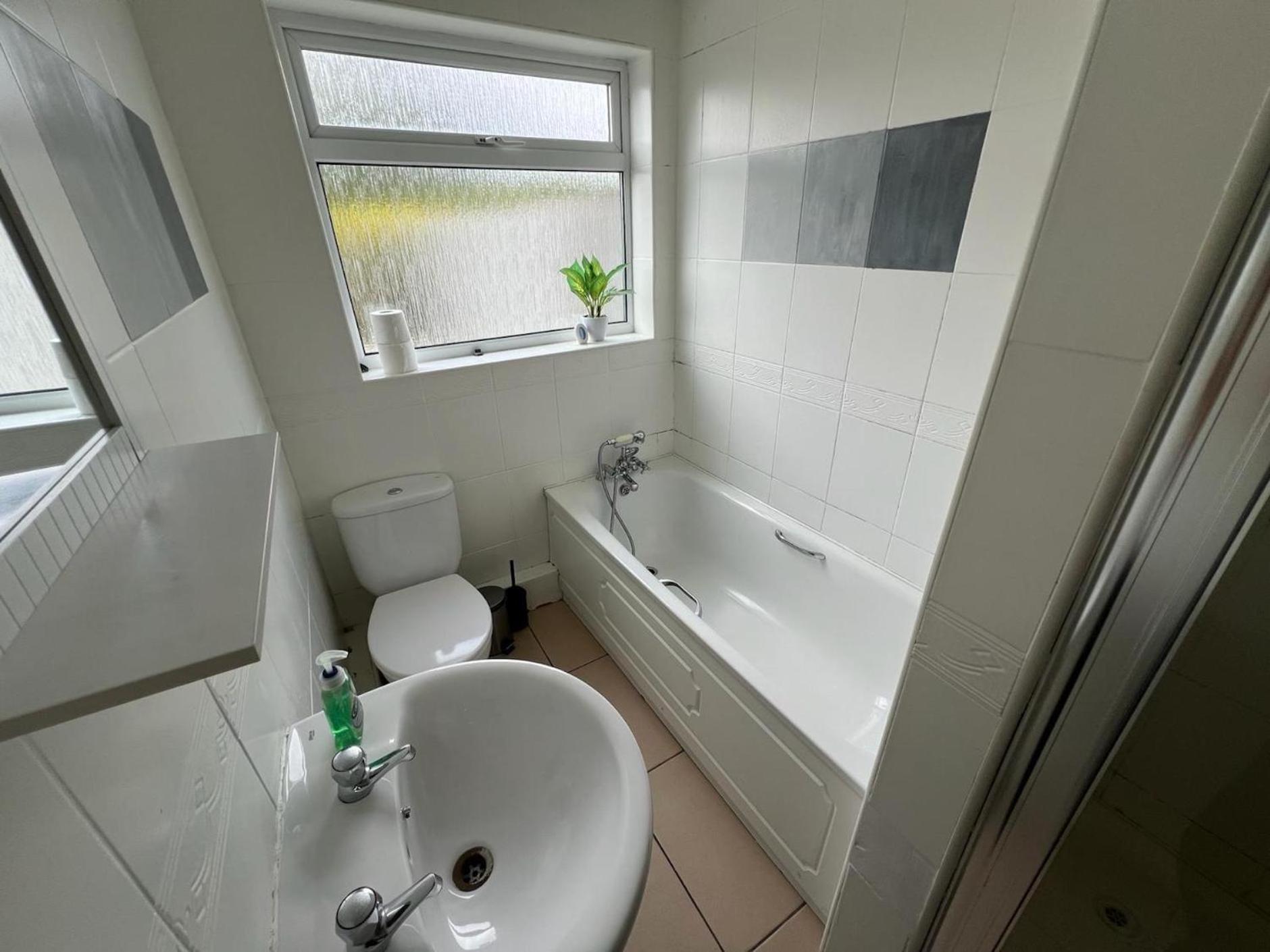 Great 4 Bedroom House - Great Location - Garden - Parking - Fast Wifi - Smart Tv - Newly Decorated - Sleeps Up To 8! Only 10 Mins Drive To Sandbanks Beach! Close To Poole & Bournemouth Exterior photo