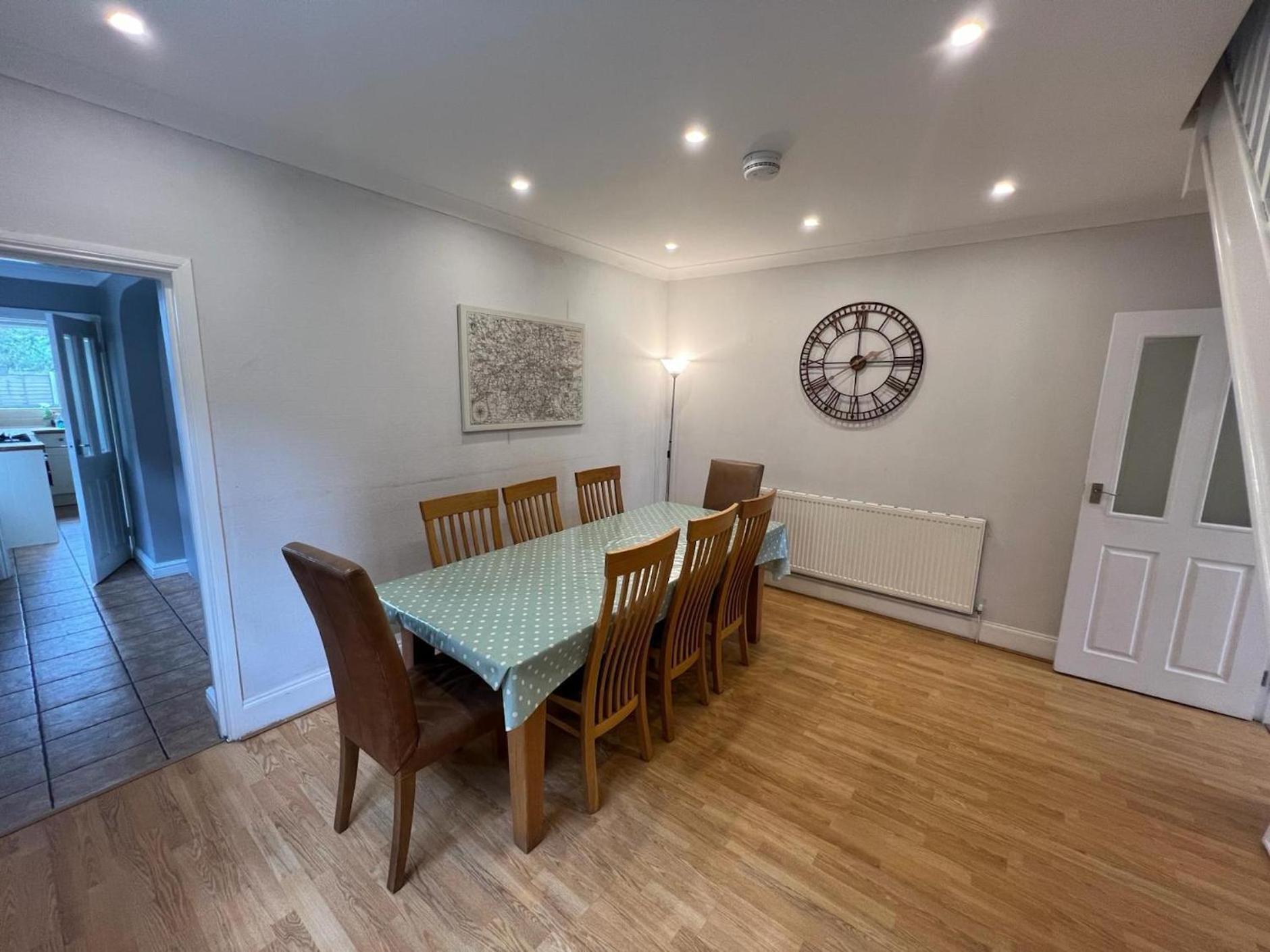 Great 4 Bedroom House - Great Location - Garden - Parking - Fast Wifi - Smart Tv - Newly Decorated - Sleeps Up To 8! Only 10 Mins Drive To Sandbanks Beach! Close To Poole & Bournemouth Exterior photo