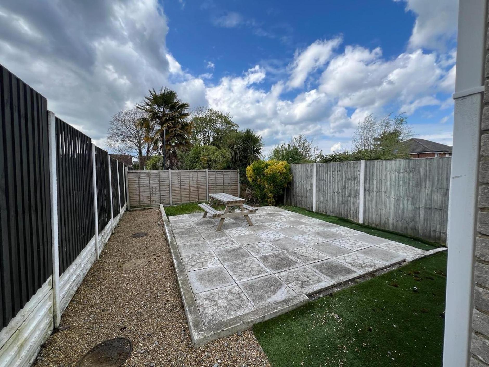 Great 4 Bedroom House - Great Location - Garden - Parking - Fast Wifi - Smart Tv - Newly Decorated - Sleeps Up To 8! Only 10 Mins Drive To Sandbanks Beach! Close To Poole & Bournemouth Exterior photo