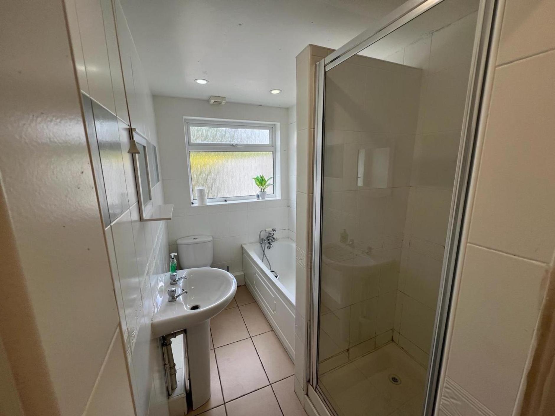 Great 4 Bedroom House - Great Location - Garden - Parking - Fast Wifi - Smart Tv - Newly Decorated - Sleeps Up To 8! Only 10 Mins Drive To Sandbanks Beach! Close To Poole & Bournemouth Exterior photo