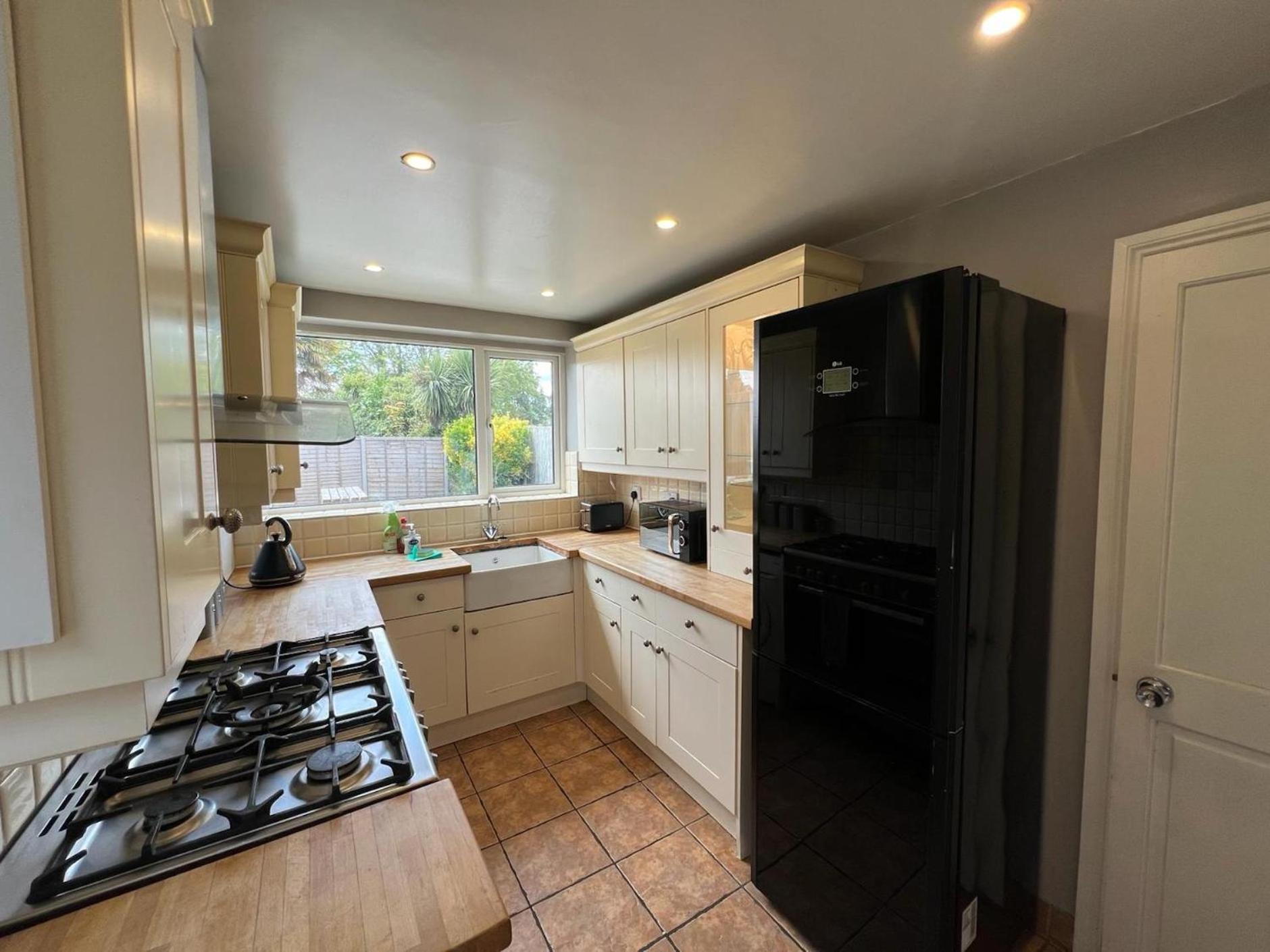 Great 4 Bedroom House - Great Location - Garden - Parking - Fast Wifi - Smart Tv - Newly Decorated - Sleeps Up To 8! Only 10 Mins Drive To Sandbanks Beach! Close To Poole & Bournemouth Exterior photo